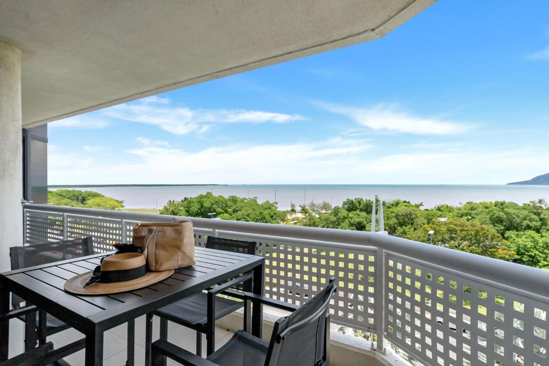 Belle Escapes 73 Rydges Plaza Esplanade With Ocean & City Views Apartment Cairns Exterior photo